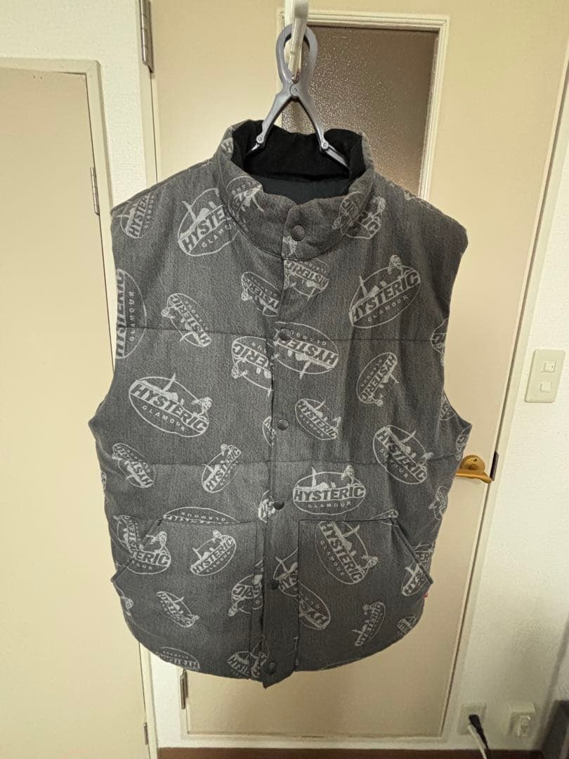 HYSTERIC GLAMOUR ロゴプリント ダウンベスト グレー