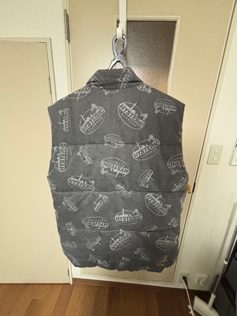 HYSTERIC GLAMOUR ロゴプリント ダウンベスト グレー