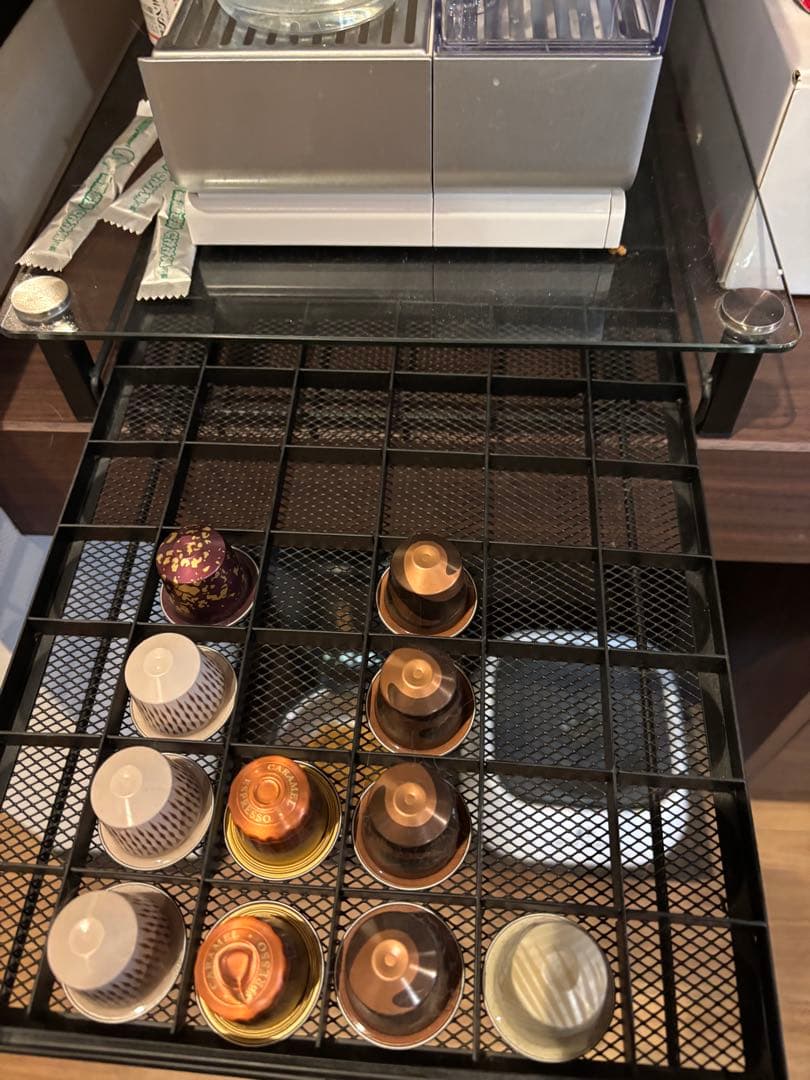 Nespresso エスプレッソマシン シルバー33555円の品。ケースはおまけ