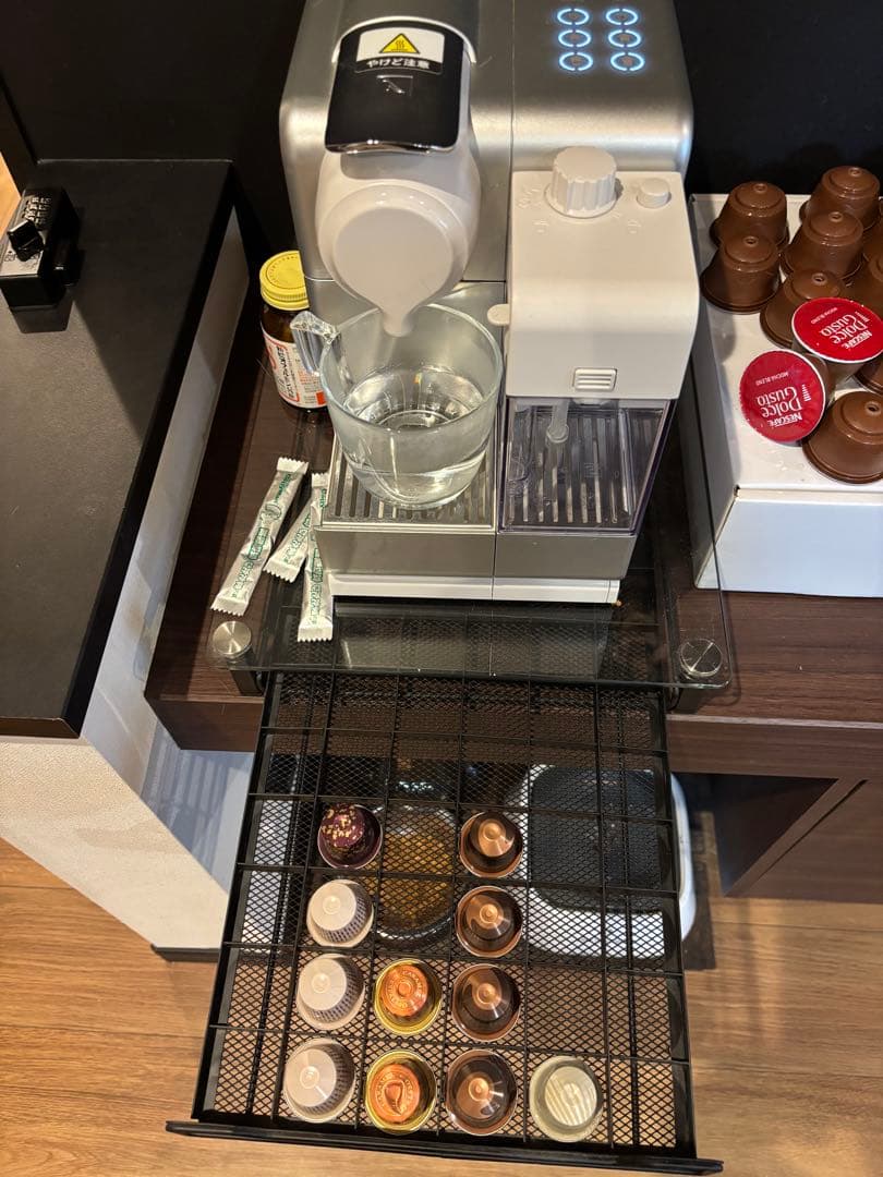 Nespresso エスプレッソマシン シルバー33555円の品。ケースはおまけ