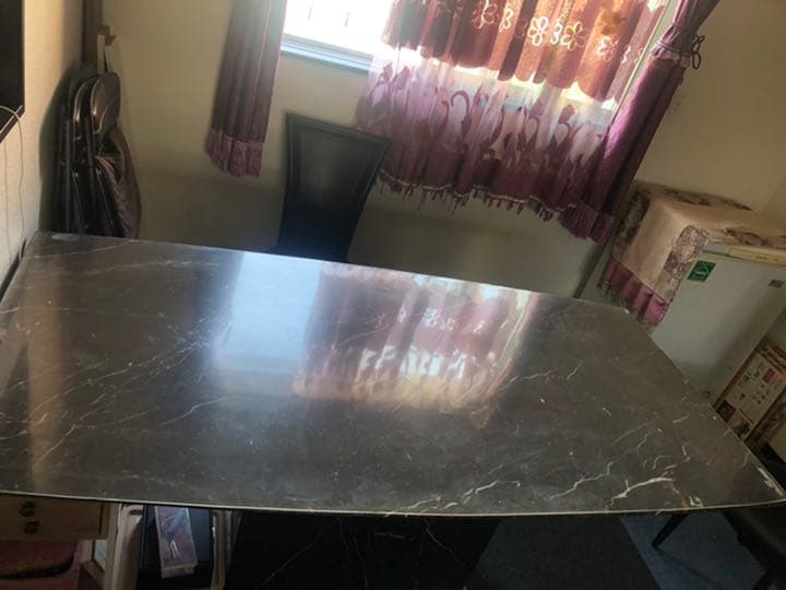 大理石のテ—ブル