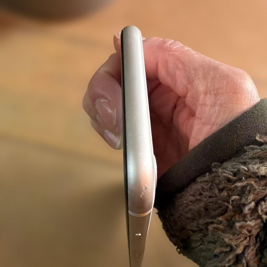 iPhone SE 第3世代　バッテリー98%