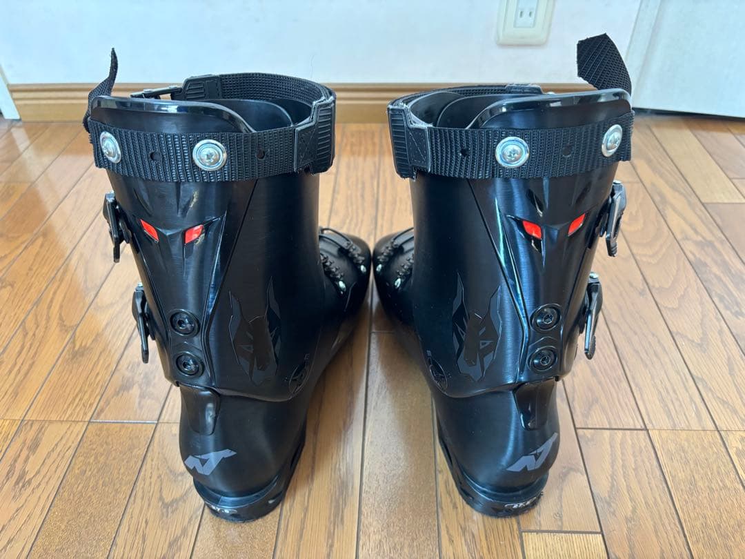 Nordica DOBERMANN 5 RD Sのブラックスキーシューズ。