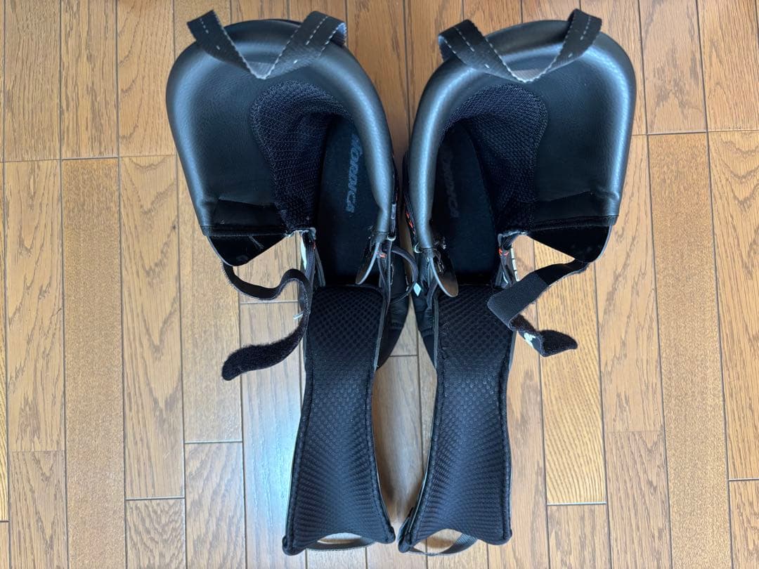 Nordica DOBERMANN 5 RD Sのブラックスキーシューズ。