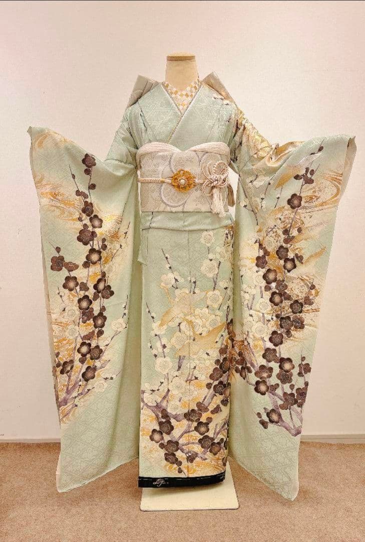 写真1枚目と2枚目の未仕立て 上品な水色の牡丹や菊の振袖フルセット　SACRA