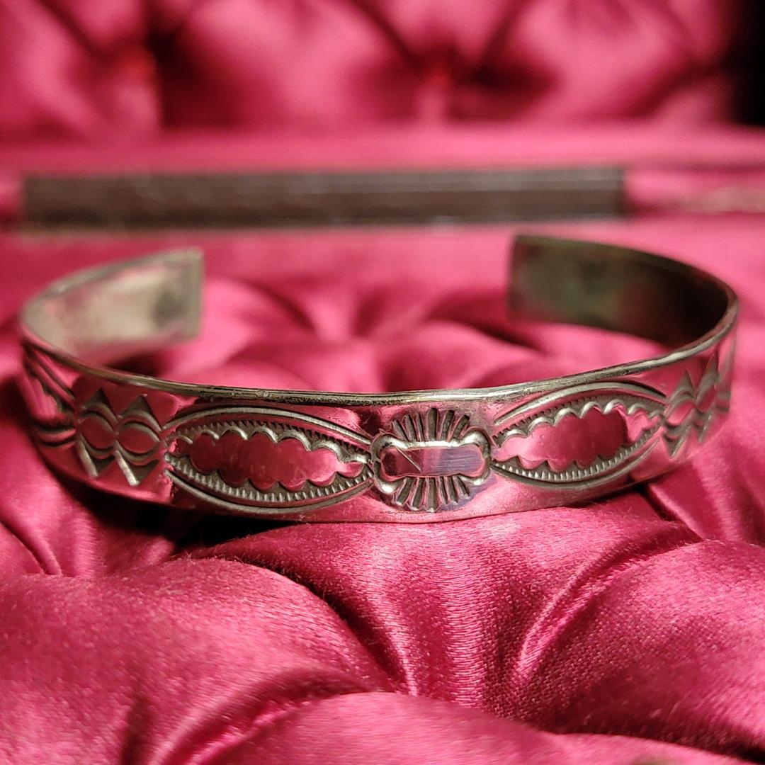 ビンテージ スタンプワークのシルバーバングル インディアンジュエリー