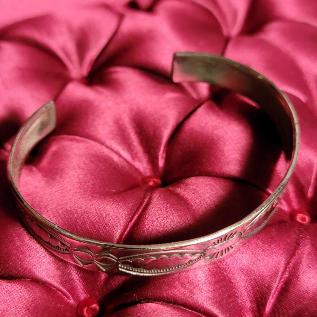 ビンテージ スタンプワークのシルバーバングル インディアンジュエリー