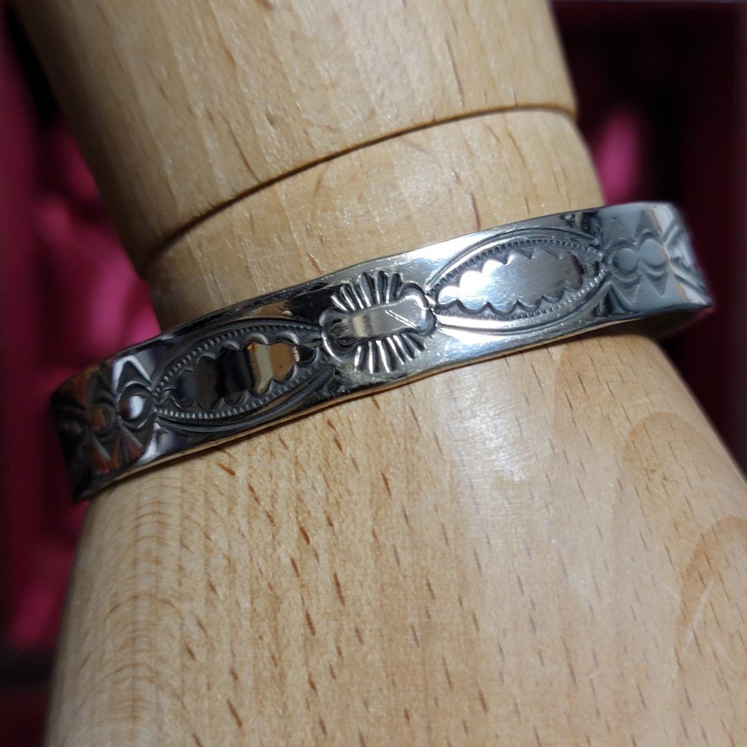 ビンテージ スタンプワークのシルバーバングル インディアンジュエリー