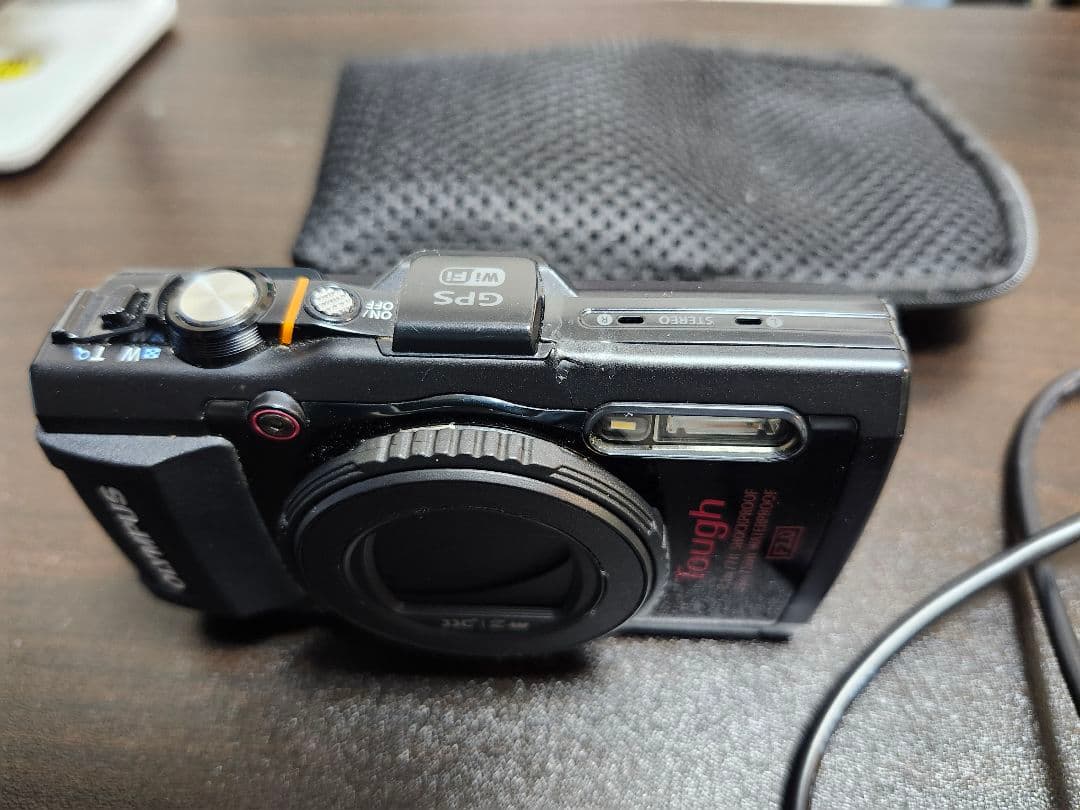 Olympus TG-4 本体と付属品