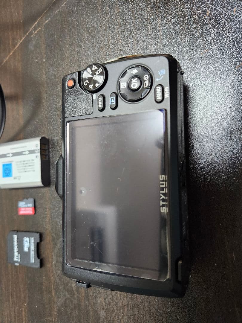 Olympus TG-4 本体と付属品