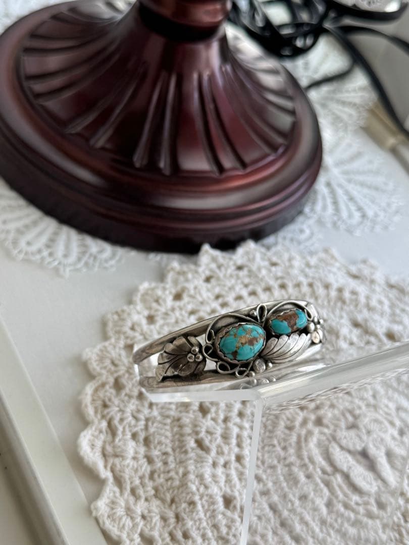 ターコイズ石付きシルバー色バングル