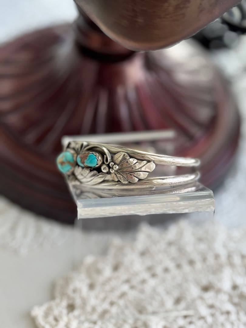 ターコイズ石付きシルバー色バングル