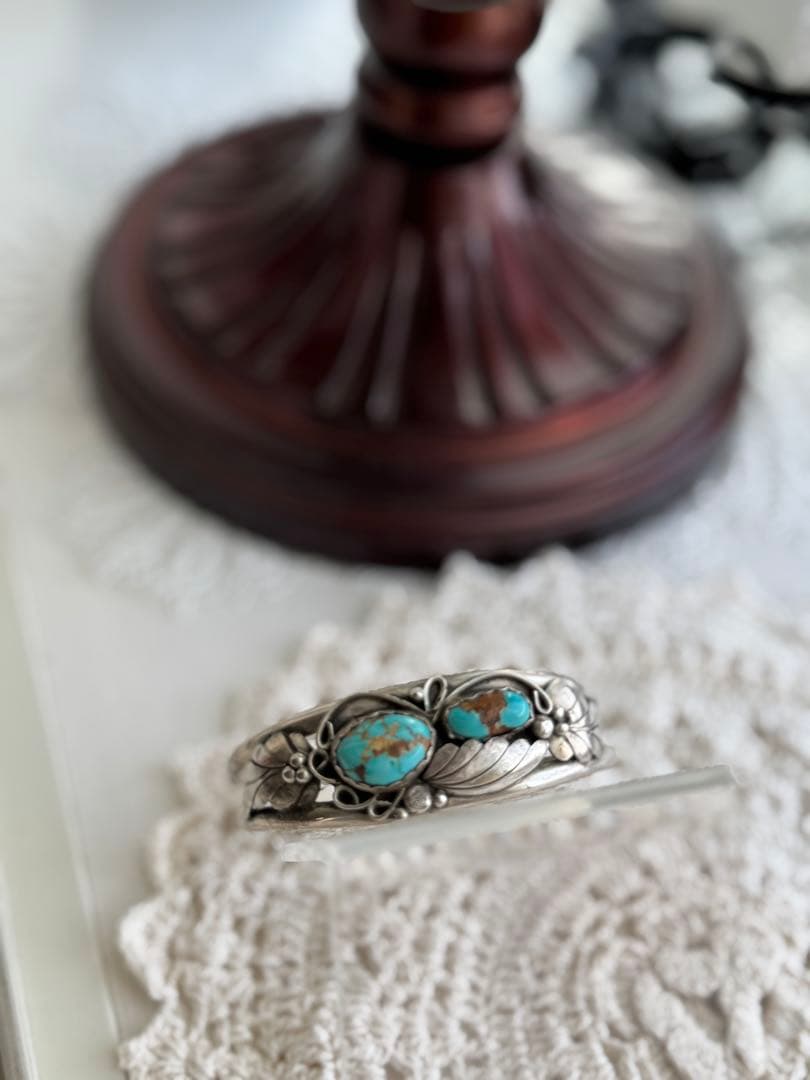 ターコイズ石付きシルバー色バングル