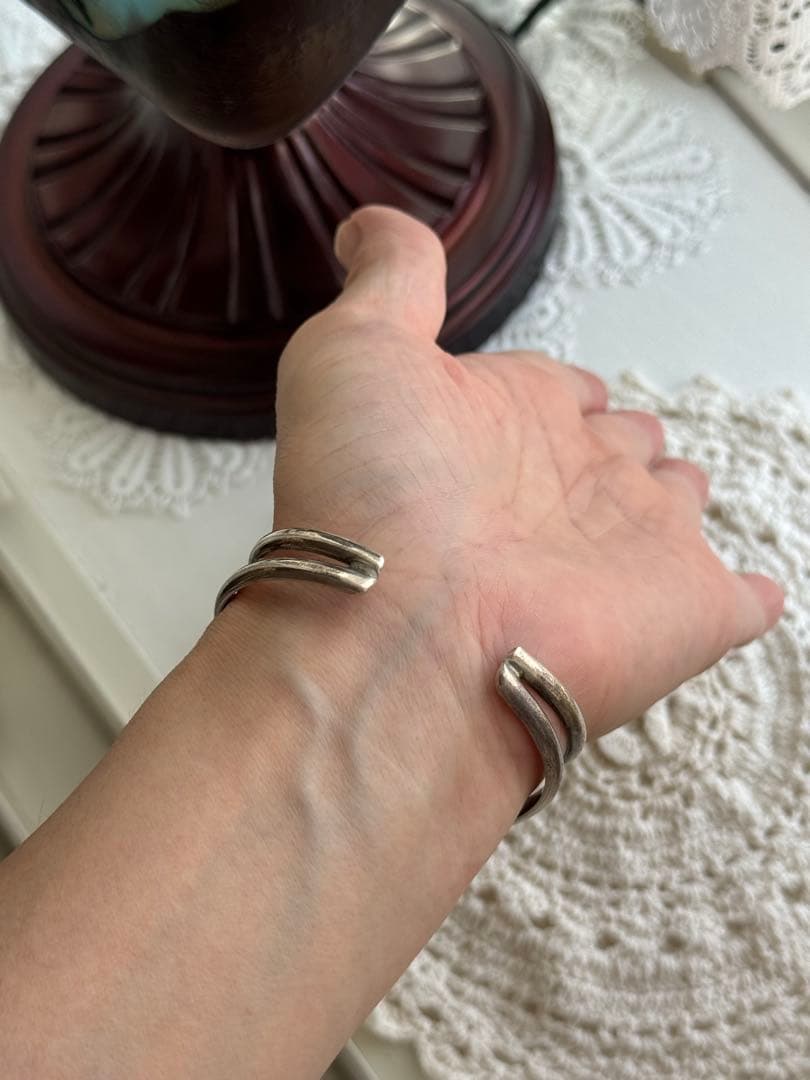 ターコイズ石付きシルバー色バングル