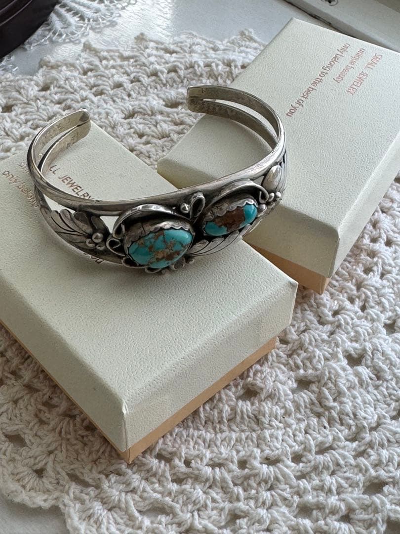 ターコイズ石付きシルバー色バングル