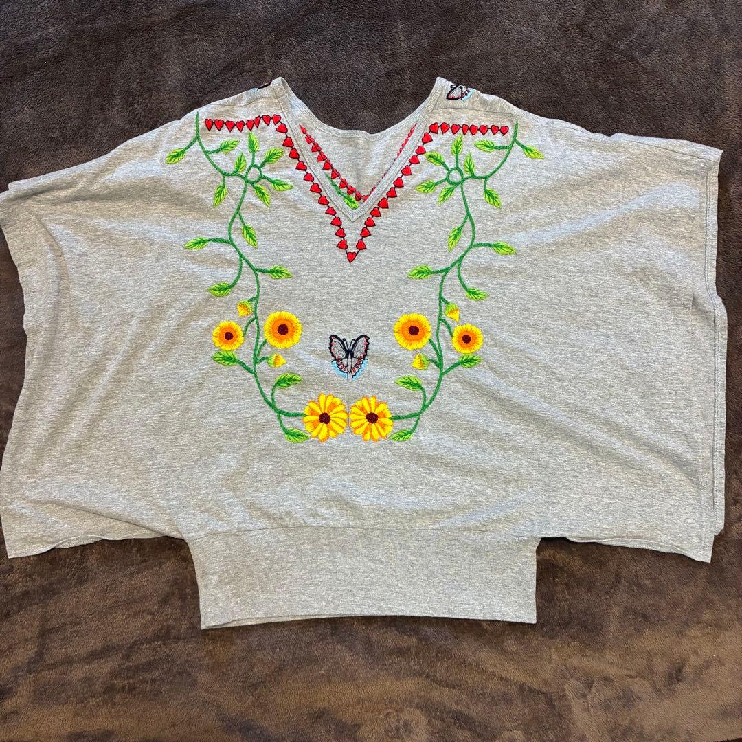 ベルンハルトウィルヘルム グレー 蝶と花の刺繍 半袖トップス