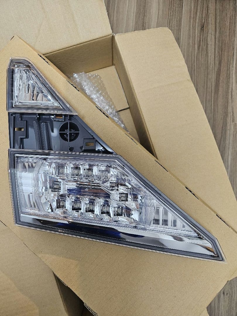 新品　純正品ANH20ヴェルファイア　左テールランプ内側