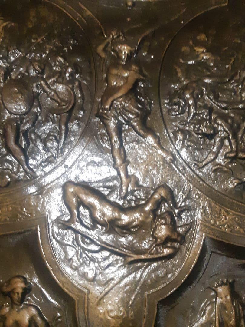 ☆アンティーク彫刻装飾の盾の壁掛け