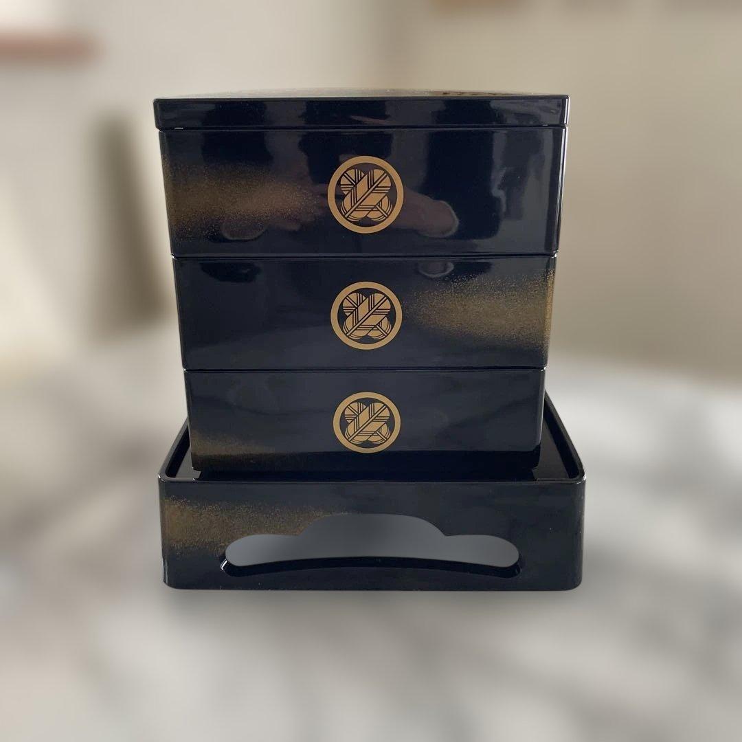 未使用　漆塗り重箱 黒 赤内側 金色紋様　丸に違い鷹の羽