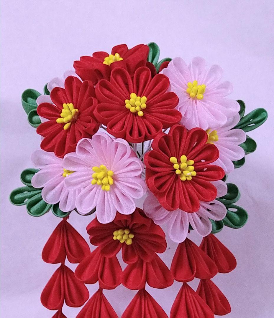 正絹羽二重　つまみ細工　赤とピンク色の雛菊のかんざし　卒業式　簪　髪飾り