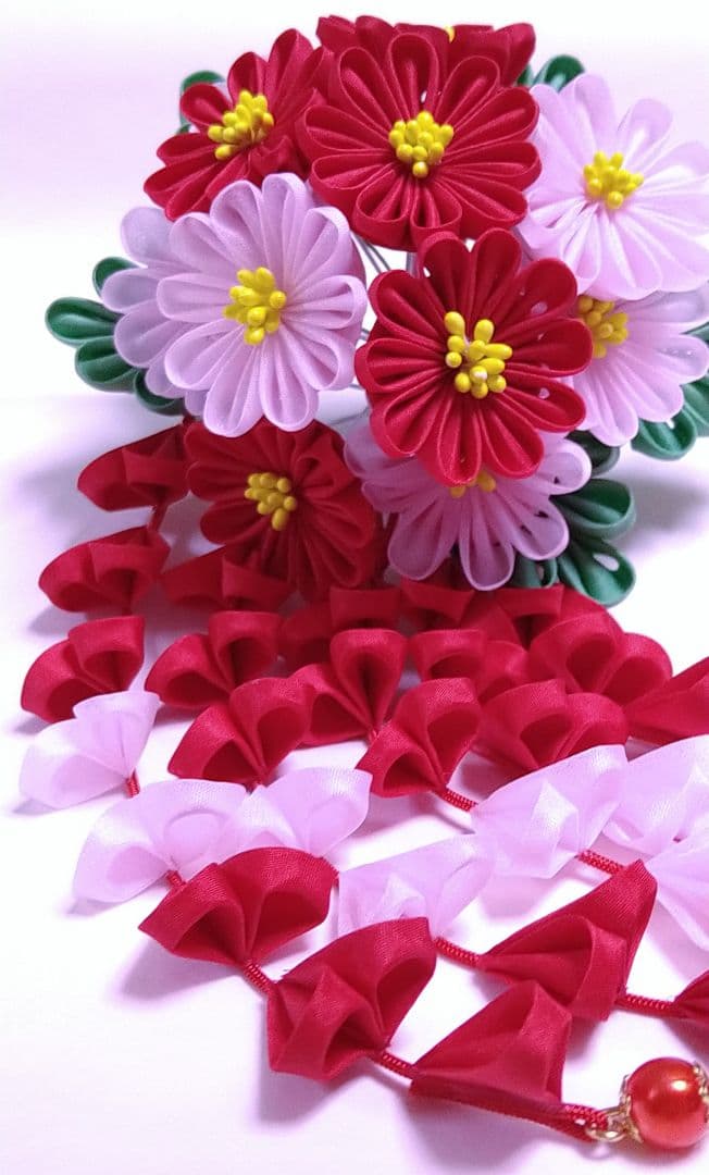正絹羽二重　つまみ細工　赤とピンク色の雛菊のかんざし　卒業式　簪　髪飾り