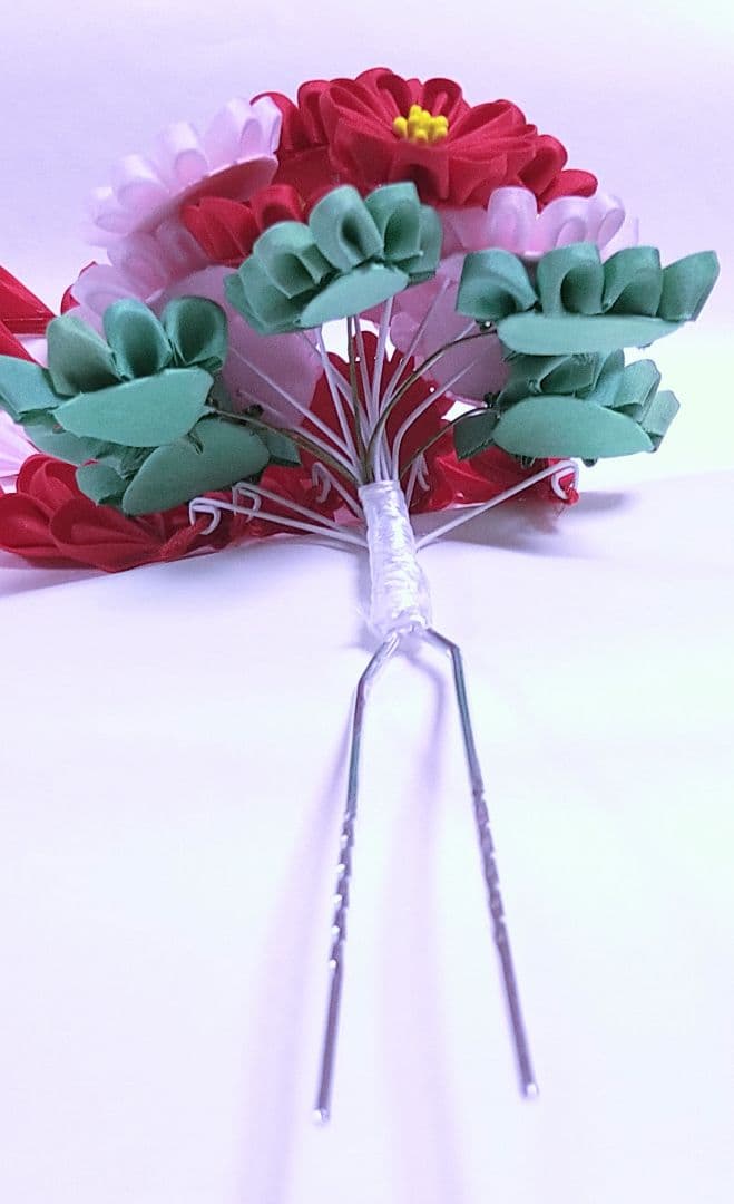 正絹羽二重　つまみ細工　赤とピンク色の雛菊のかんざし　卒業式　簪　髪飾り