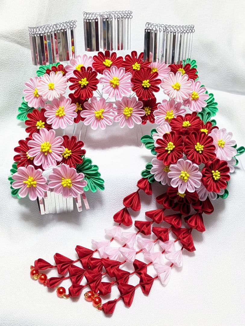 正絹羽二重　つまみ細工　赤とピンク色の雛菊のかんざし　卒業式　簪　髪飾り