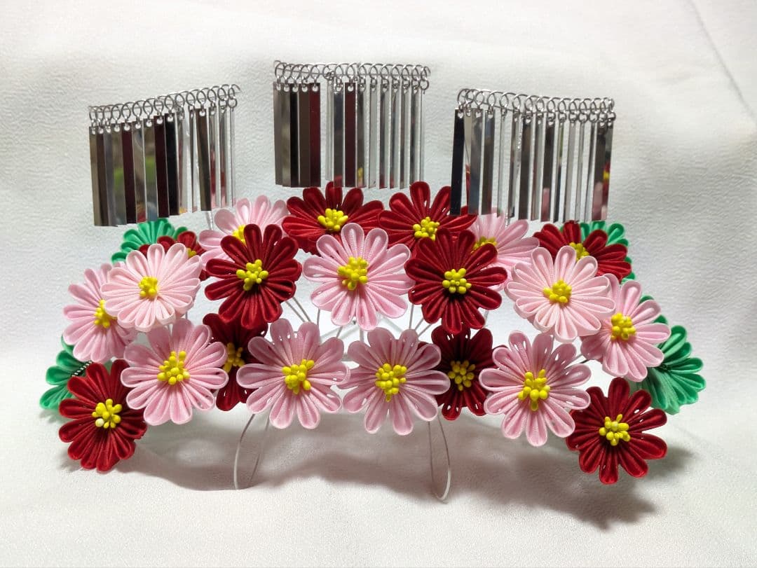 正絹羽二重　つまみ細工　赤とピンク色の雛菊のかんざし　卒業式　簪　髪飾り