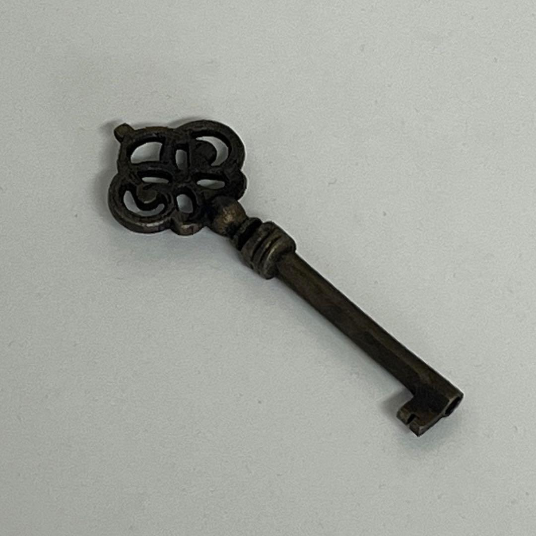 リュバンシュ ロココアンティークキー付ホワイト洋服ダンス キャビネット