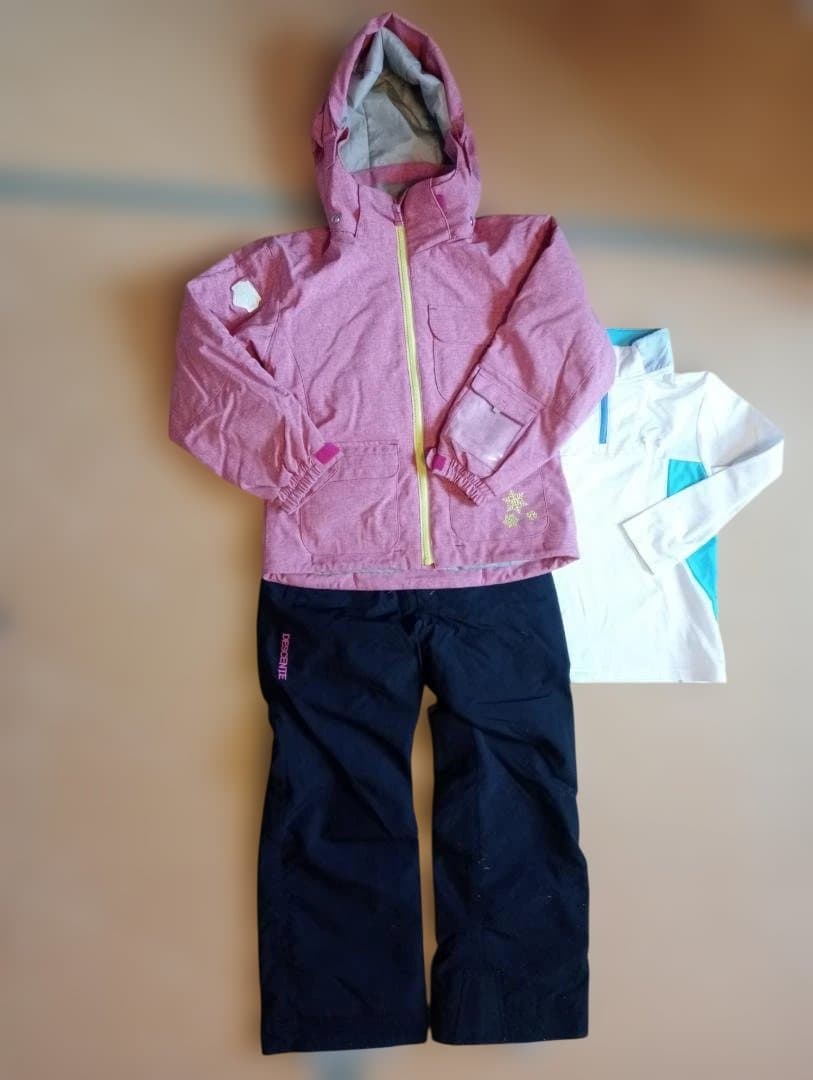 子供用スキーウェア　デサント ピンクジャケット 黒パンツ　インナーつき