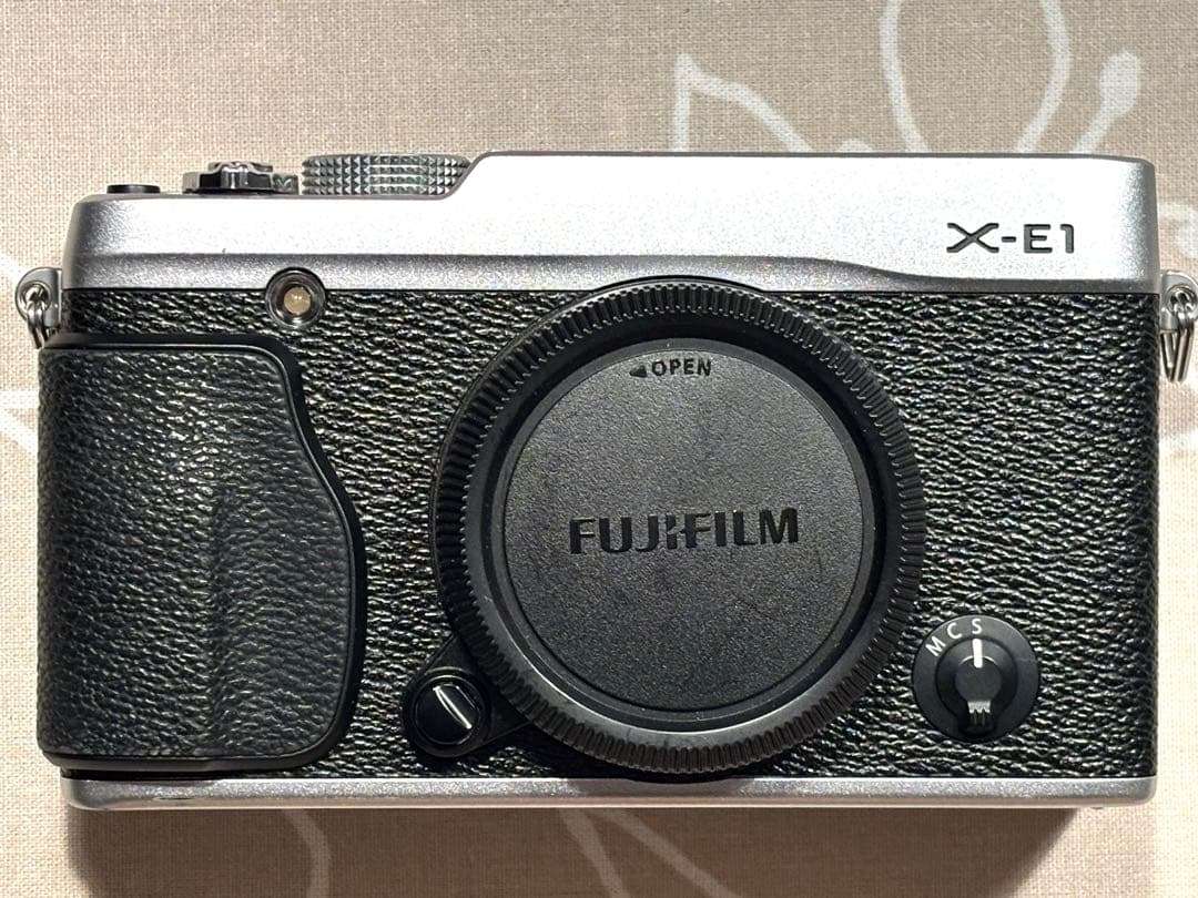富士フイルム　X-E1 シルバー