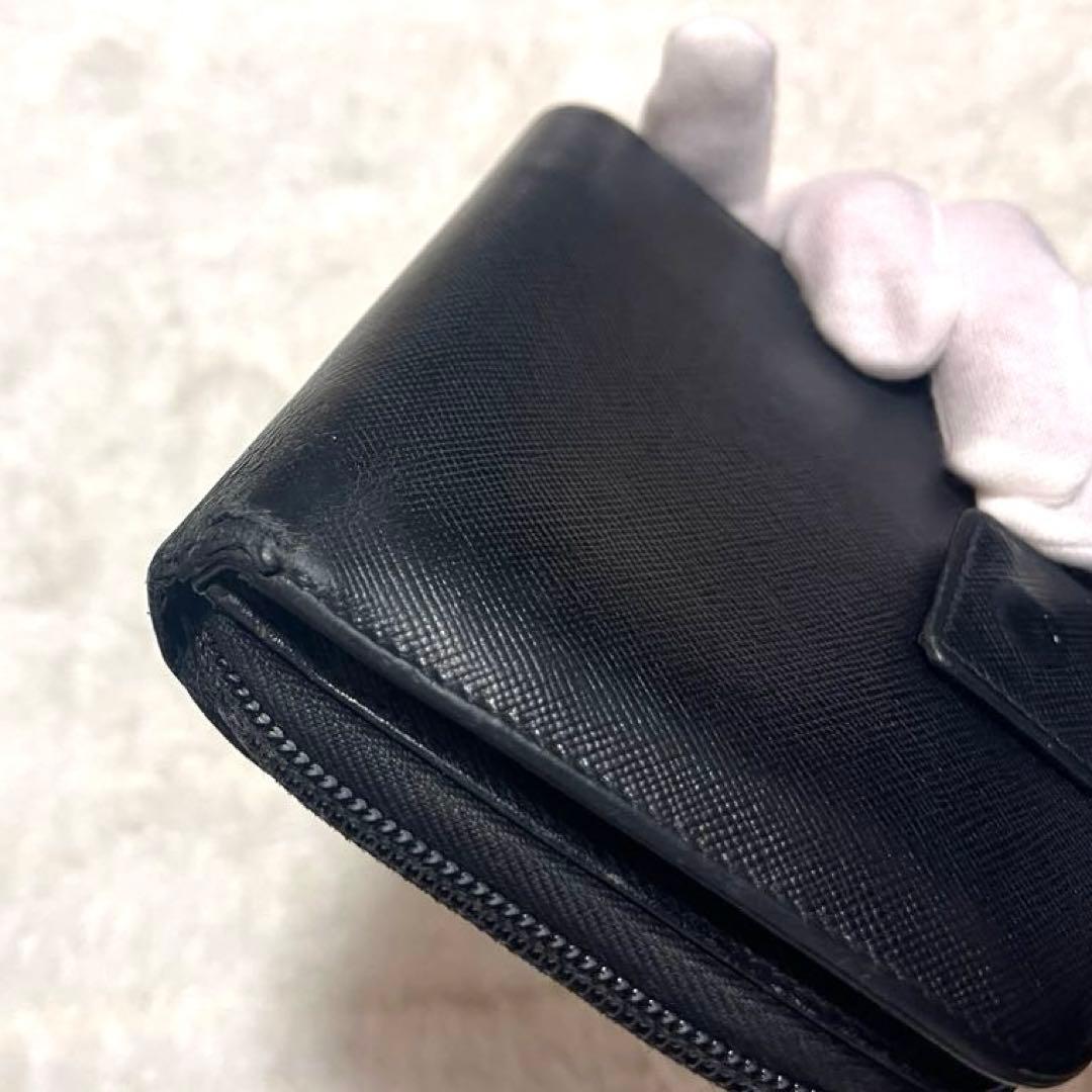 プラダ財布　二つ折り　サフィアーノレザー　三角ロゴ　ジップ