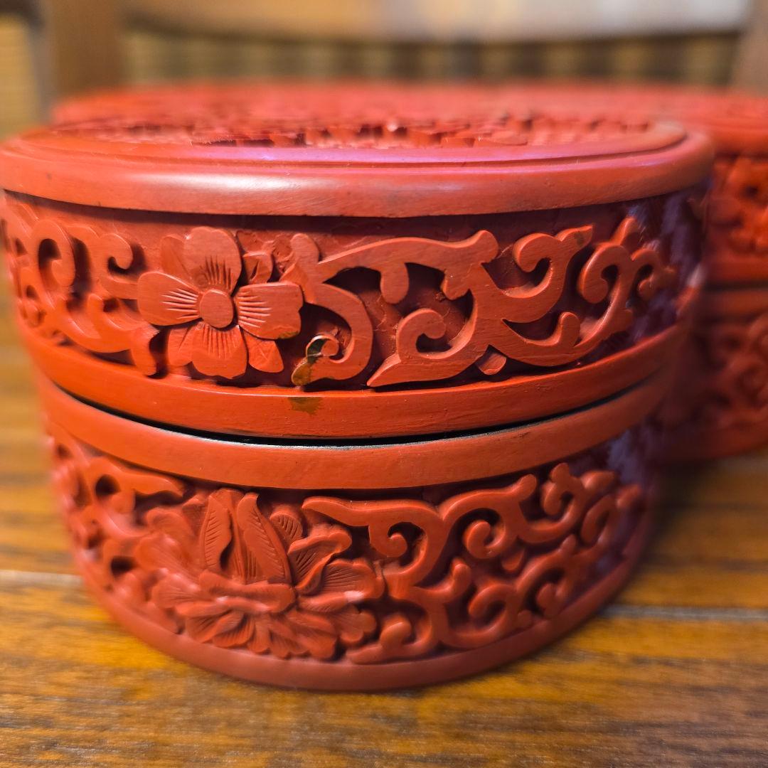 中国　堆朱彫 幾何地唐華唐草文 　三輪蓋物