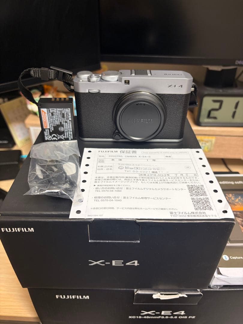 【美品】FUJIFILM X-E4 ボディ シルバー（保証書箱取説等あり）