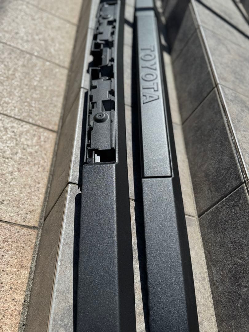 ランドクルーザー250 バックドア　リアガーニッシュ　ラプターライナー塗装