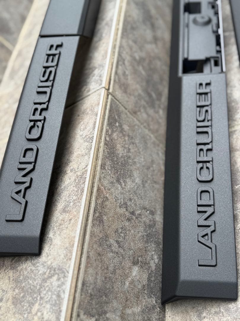 ランドクルーザー250 バックドア　リアガーニッシュ　ラプターライナー塗装
