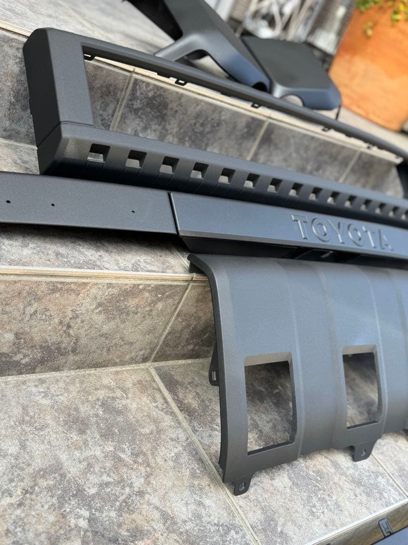 ランドクルーザー250 バックドア　リアガーニッシュ　ラプターライナー塗装