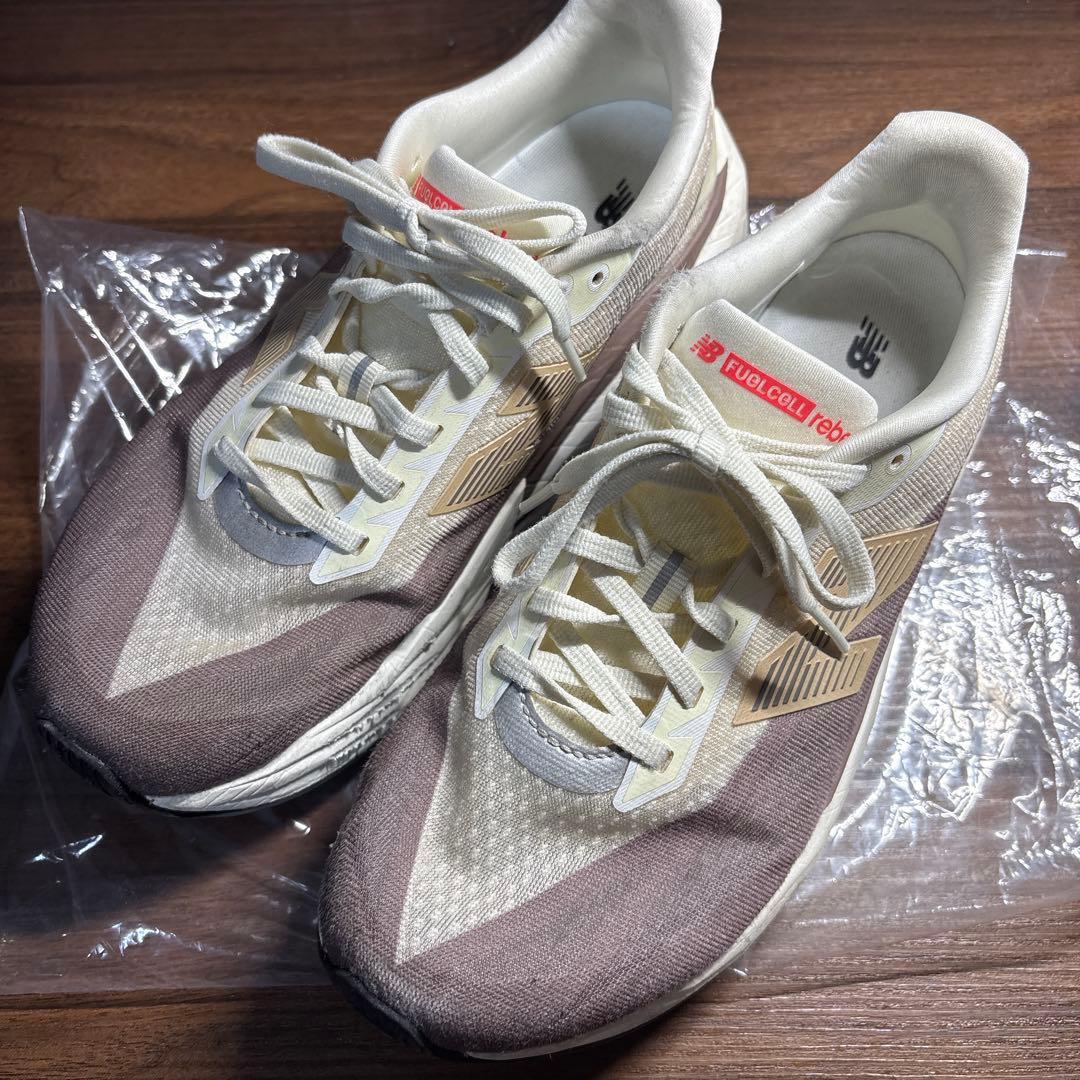 FuelCell Rebel スパイクシューズ ベージュ/ブラウン