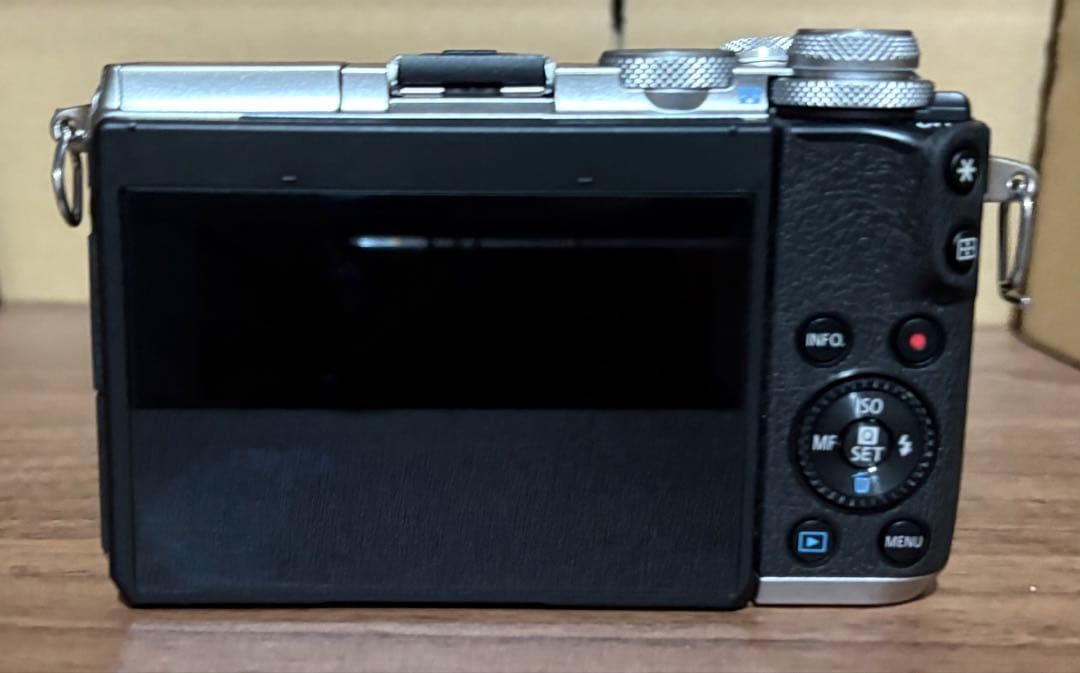 【新品級】Canon EOS M6 シルバー、EVF-DC2