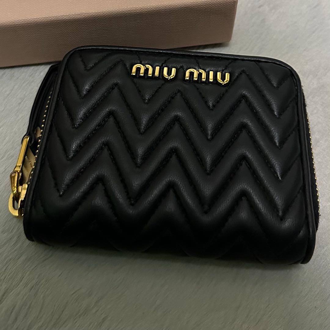 MIU MIUミュウミュウ ケース　マテラッセ　ラウンドファスナー