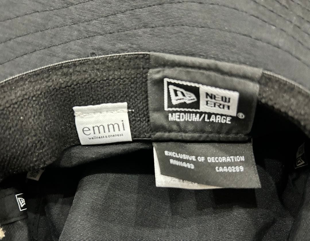 emmi × NEW ERA ewcアドベンチャーハット