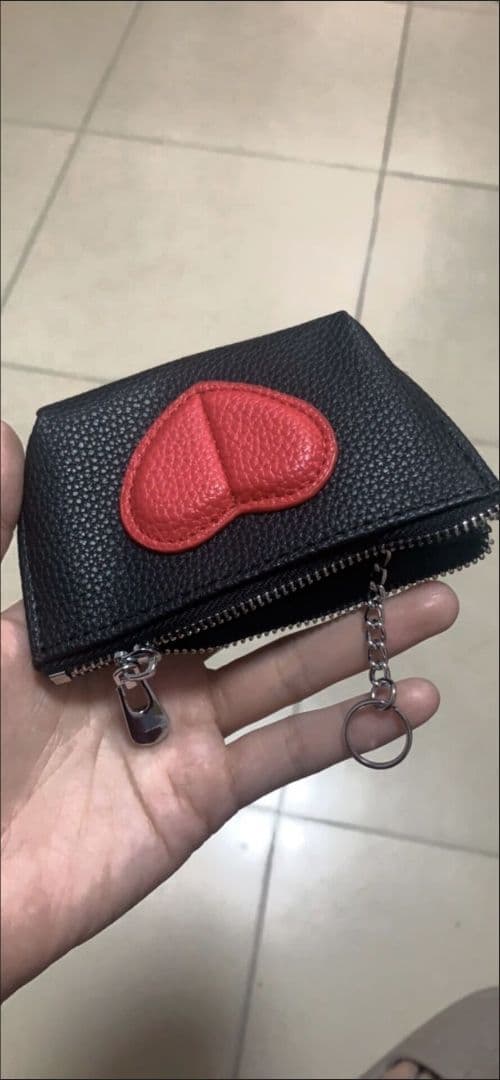 ハート型装飾の黒いケース