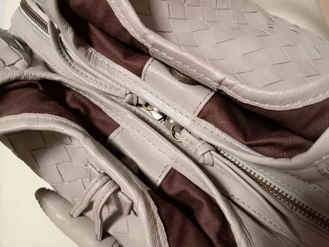 イントレチャート ショルダーバッグ 本革 / ゴート山羊革　グレージュ 肩掛け◎