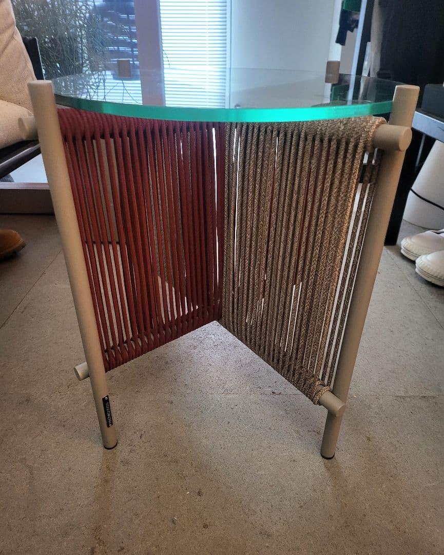 「Roche Bobois」ロッシュ ボボアストライプデザインの円形テーブル