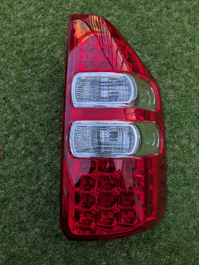 ノア70純正テールランプ （右側のみ）