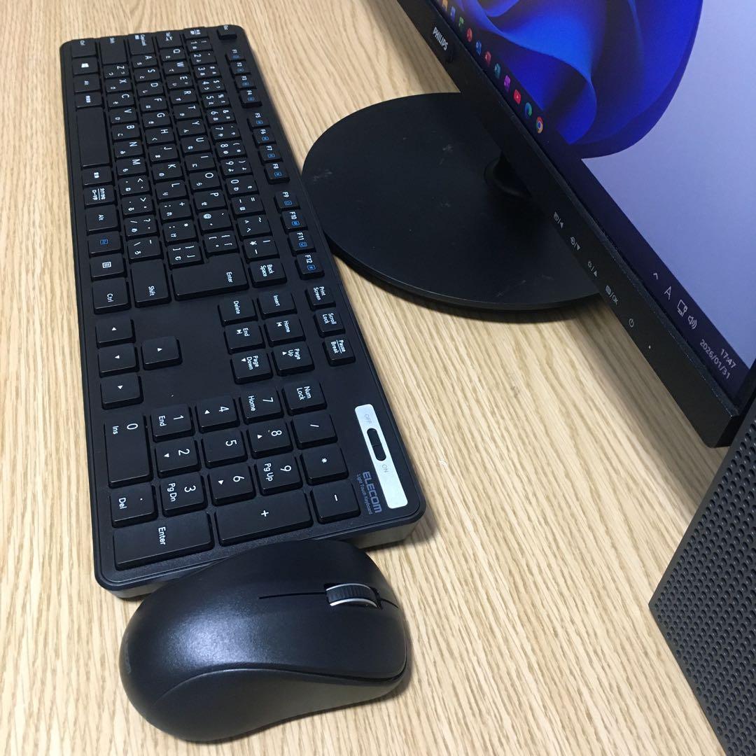 Windowsデスクトップ Lenovo ThinkCentre Win11 i3 8G SSD 23.8'