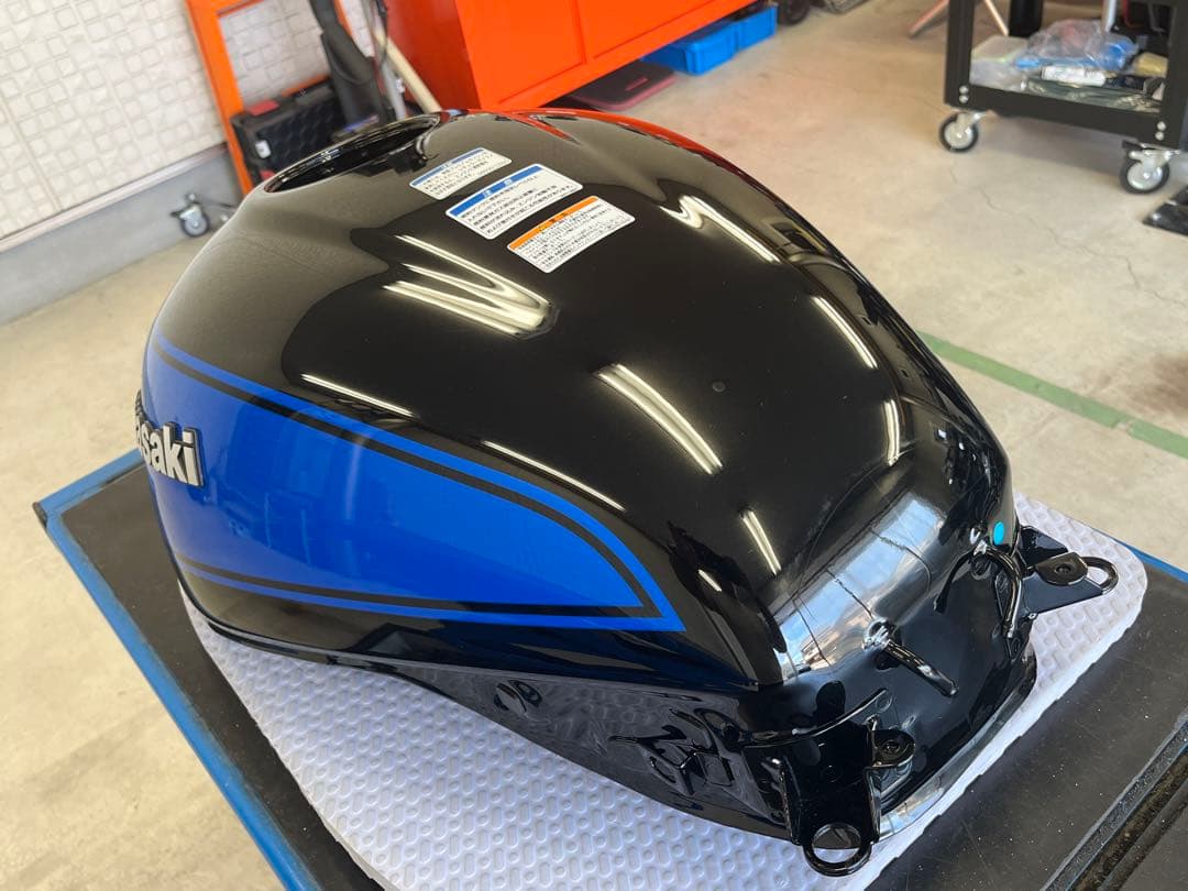 Kawasaki Z900RS 2024年モデル凹みあり燃料タンク