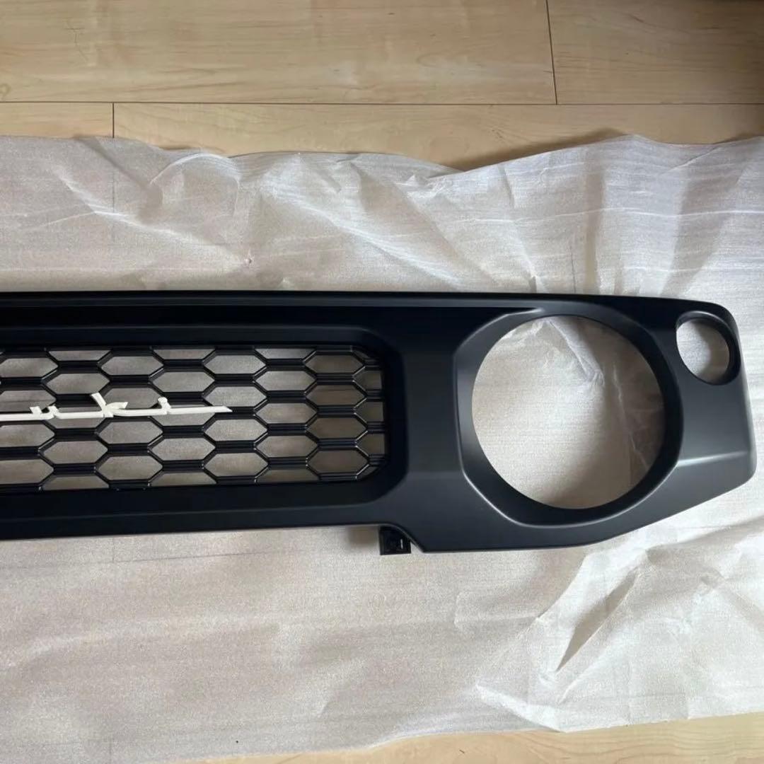 ジムニー　JB64W JB/JC74W フロントグリル筆記体アイボリーエンブレム