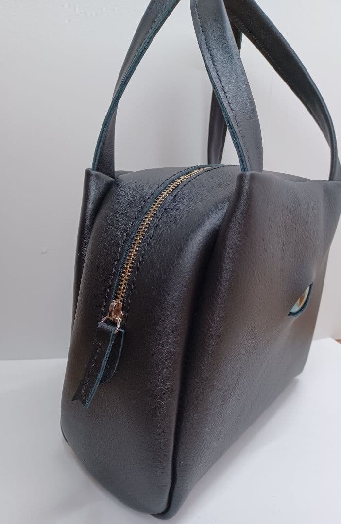 きょうMAMA　黒くて四角い目玉ハンドバッグ