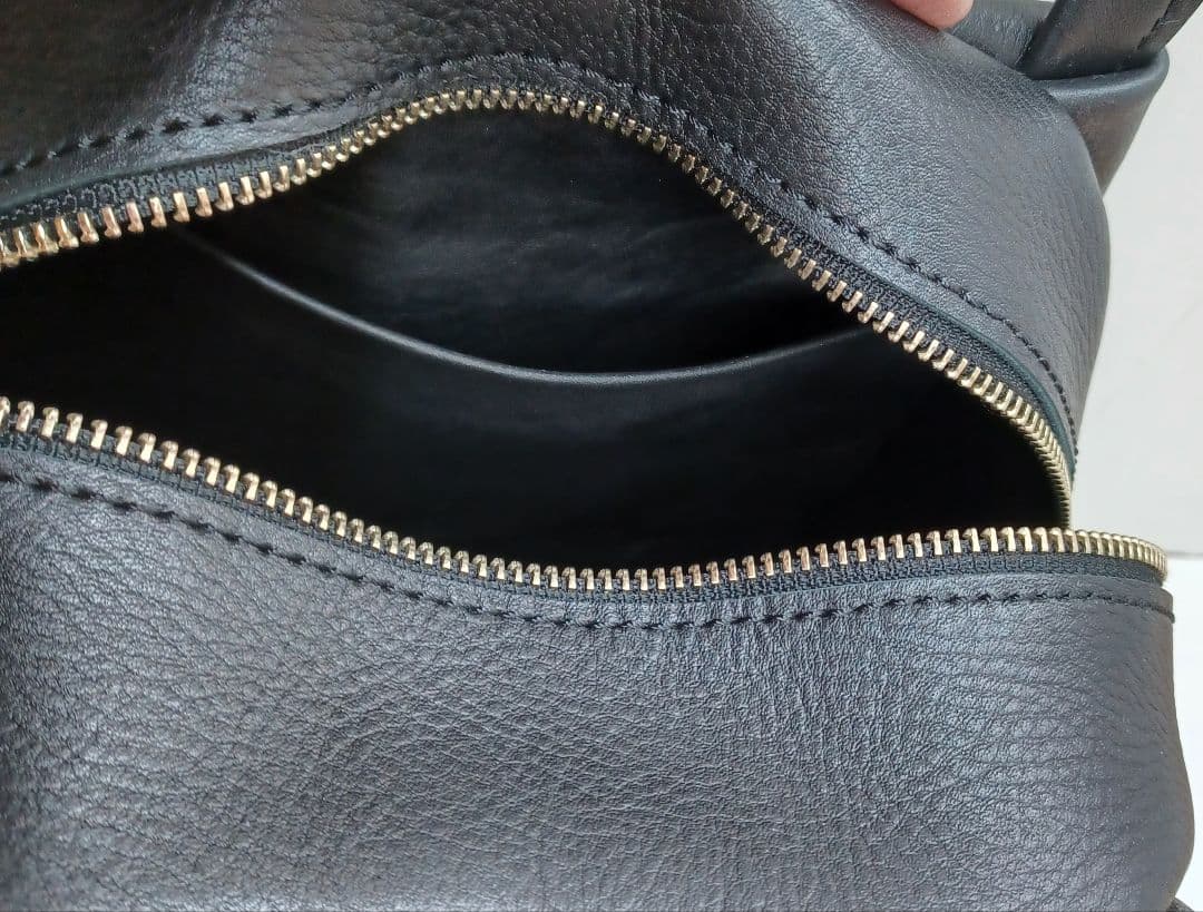 きょうMAMA　黒くて四角い目玉ハンドバッグ